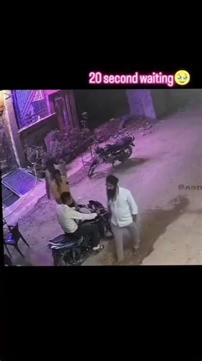 🔱Radhe Radhe 🔱 on Instagram: "日本利用压电瓷砖将脚步转化为电能。这些瓷砖捕捉来自你脚步的动能。当你行走时，你的重量和动作会对瓷砖产生压力。瓷砖会轻微弯曲，从而产生机械应力。瓷砖内部的压电材料将这种应力转化为电能。每一步都会产生少量电荷，而数百万步结合在一起就能产生足够的电力来驱动 LED 灯、数字显示屏和传感器。在像涩谷车站这样繁忙的地方，每天大约有 240 万个脚步为这一系统作出贡献。这些电能可以被储存或立即使用，从而减少对传统电力来源的依赖，并支持可持续的城市基础设施。这种方法将日常运动转化为实用的可再生能源 #日本 #知识 #事实 #你知道吗 #推荐 科技 创新 历史 技术 实验 热门 日本利用压电瓷砖将脚步转化为电能。这些瓷砖捕捉来自你脚步的动能。当你行走时，你的重量和动作会对瓷砖产生压力。瓷砖会轻微弯曲，从而产生机械应力。瓷砖内部的压电材料将这种应力转化为电能。每一步都会产生少量电荷，而数百万步结合在一起就能产生足够的电力来驱动 LED 灯、数字显示屏和传感器。在像涩谷车站这样繁忙的地方，每天大约有 240 万个脚步为这一系统作出贡献。这些电