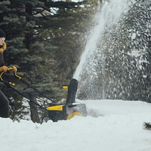 Si farvel til snøskuffen i vinter med den 18V STANLEY® 2xV20 46 cm batteridrevne børsteløse snøfreseren. | STANLEY Norge