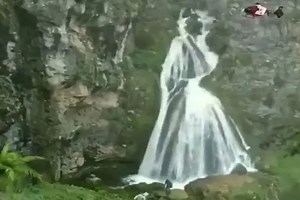 दुल्हन की तरह बहने वाला झरना, जिसने देखा रह गया दंग, देखिए Video | Waterfall In peru Is Known As Bride Waterfall Video Viral | Patrika News