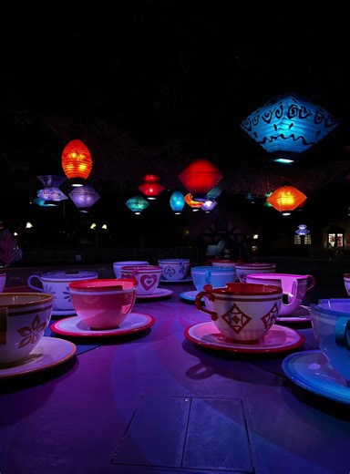 ⏱️☕️✨ . . . . . #aliceinwonderland #disney #disneyland #teacups #madhatter