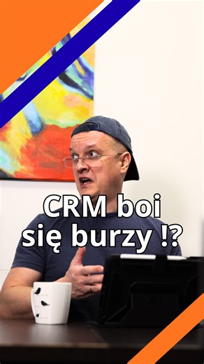 Piotr Konrad Gorski | Pasjonat Microsoft Dynamics 365 on Instagram: "🌩️ Czy CRM boi się burzy? Roman znowu pyta o rzeczy… ⚡ Kiedy śnieżyca za oknem, a Roman jest przekonany, że „chmura może zamarznąć”, reszta zespołu walczy o zachowanie powagi. Na szczęście Dynamics 365 działa niezależnie od humorów pogody — i humorów Romana 🤣 Fakty (2024–2025): ⚡ Gartner: decyzje sprzedażowe szybsze o 30% dzięki D365 🔒 Microsoft Cloud: 99,99% dostępności 📉 Deloitte: -22% kosztów IT po przejściu na SaaS Chce