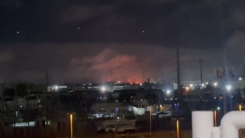 Fire and smoke from Chevron refinery explosion lights up El Segundo, California