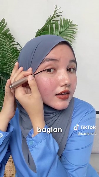 Cara Simetriskan Mata Besar Sebelah dengan Eyeliner
