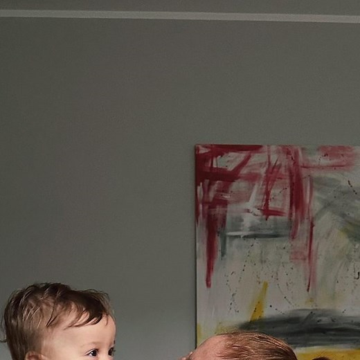 Vanessa Blandina on Instagram: "Io e Ludovica vi presentiamo un nuovo amico! Ecco a voi Tino Robottino 4 in 1 di Fisher- Price! Con 4 modalità di gioco differenti e 3 livelli di apprendimento, offre tantissime attività divertenti che i piccoli possono esplorare: più di 120 melodie , suoni, frasi su numeri, alfabeto e tanto altro! Mi diverte un sacco vedere le facce di Ludo quando si accendono le lucine e adoro vedere come si diverte nel rincorrere Tino che sfreccia con la funzione di inseguiment