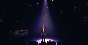 "Christmas 1915" A beautiful song written about the soldier's truce during the First World War. Wishing you all a very Merry Christmas! Accompanied by the incomparable David Hayes. G x | GLENN MURPHY