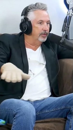 Harland Williams cant stop laughing #takeyourshoesoff #rickglassman