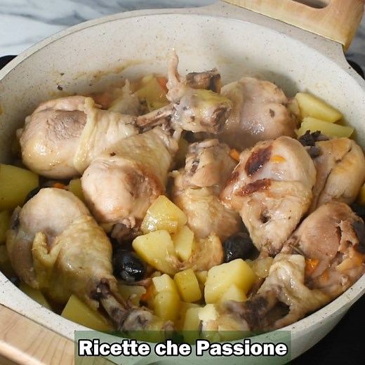Cosce di pollo in umido super saporite, oggi così, la giornata fredda ci ha fatto venire voglia di un secondo piatto da leccarsi i baffi! | Ricette che Passione di Ornella Scofano