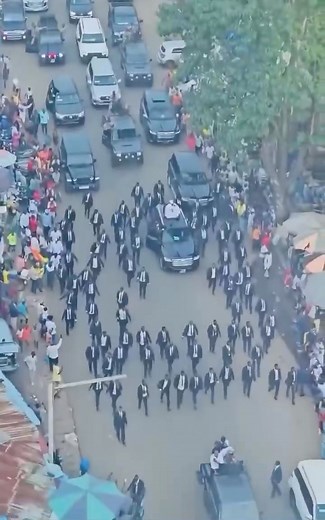 Guinée Lundi, le président de la transition, le général Mamadi Doumbouya, est allé déposer sa candidature à l’élection présidentielle du 28 décembre prochain... Source : Mouhamadou Houmfa | La Vraie Histoire de l'Afrique