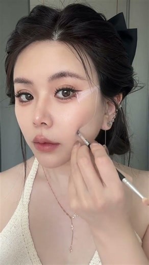 Unlock Flawless Makeup: Master Contouring & Highlighting with Uncle Goss