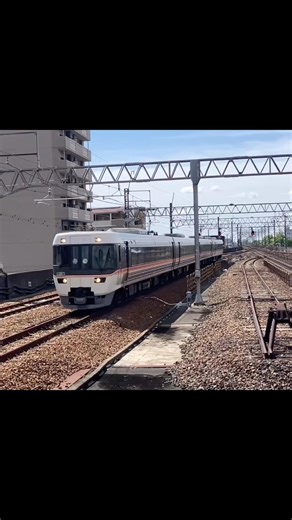 警笛を鳴らして尾張一宮駅に入線してくる383系名古屋駅開業140周年記念号