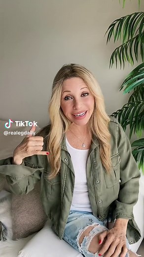 Phoebe Buffay's Iconic Smelly Cat Song | Friends Throwback