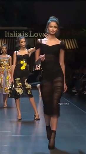 Taylor Hill and Zhenya Katava took a selfie on the runway.✨ ------------ https://amzn.to/4hmfkDh #dolceandgabbana #runway | Diverseland