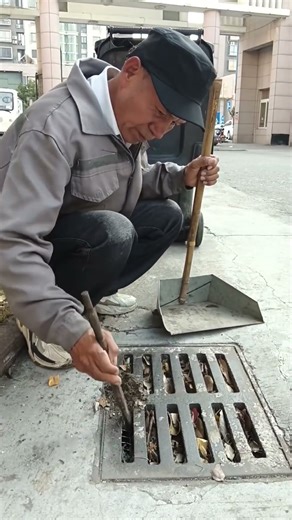 هذا الرجل يقوم بأعمال التنظيف.