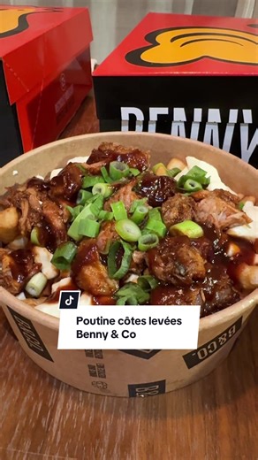 Nouveauté sur le menu @Benny&Co. : la poutine côtes levées. C’était parfait pour combler mon craving avant le grand départ! 😍 #bennyetco #poutine #coteslevees #montreal #terrebonne