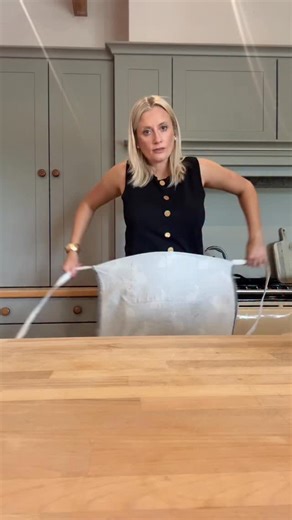 Get food ready this year! Reduce kitchen STRESS! 💪🏻 Shop at Sarahbutlerathome.com and learn how to enjoy days off cooking dinner and get your time back! ❤️😉 #batchcooking #mealplanningmum #busyfamilyfood #organiseddinner AD | Sarah Butler At Home