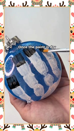 This super adorable handprint snowman ornament is an example of one of the activities you’ll find in our Countdown to Christmas 🥰 If you don’t want to glitter the inside as featured in the video, you can purchase colored ornaments (or leave it blank and fill with fake snow!) | SVG For Everyone
