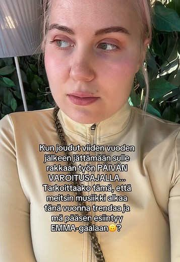 Lisäksi otsalla on joku hitsin allerginen reaktio, ja sitä kutittaa ihan sikana. Onneksi kana-pageli ja mustikkatee vähän lohduttaa mieltä🥲 #aada #sinulle #suomitiktok #artisti #suomi