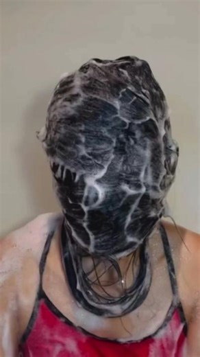 #hairwrappedaroundface #fyp #coveringface #omg #wet Clip of a woman wrapping wet foamy hair around her face