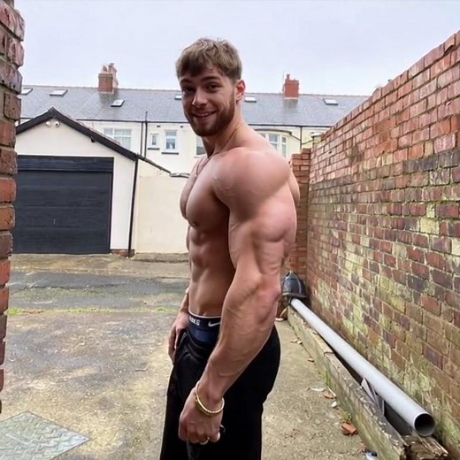 Muscle changing morph male