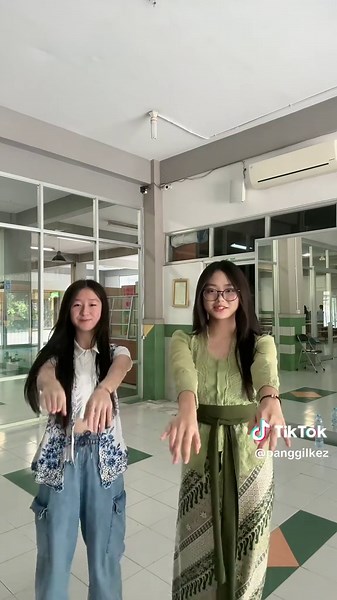 Joget Roblox Dance Trend with Kebaya by Karina's Girlfriend