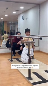 Mehmedali se bat chaque jour contre une maladie rare. Chaque pas demande un effort immense. Chaque séance est un combat. Là où d’autres courent sans y penser, lui réapprend à se lever, à tenir debout, à avancer. Ce métal n’est pas qu’un poids physique. C’est la douleur, la fatigue, la persévérance. Mais c’est aussi l’espoir. L’espoir de marcher sans souffrir. L’espoir d’un avenir sans amputation. Derrière ce petit corps se cache une force incroyable. Un courage qui force le respect. Un enfant qu