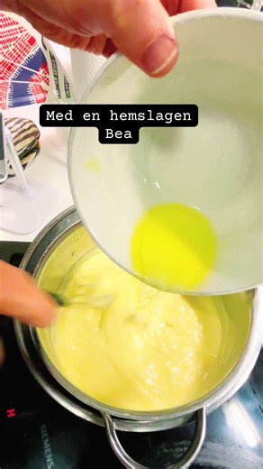Har misslyckats tidigare och slutar med att jag alltid köper färdigbea. Testade göra bea enligt @Josefine Bäck och måste säga att hon förklarade enkelt och den blev 😋. Kommer möjligtvis addera mer smör nästa gång eftersom jag gillar en smörig bea. Förbered alla ingredienser och mät upp allt innan är tipset. 2 msk vatten, 2 msk vinäger, 1 finhackad sharlottenlök, 1 kryddmått vitpeppar i kastrull. Koka upp och reducera vätskan. Tillsätt 2 msk vatten och sätt i ett vattenbad. Tillsätt 2 ägggulor u