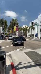 A BMW M3 G80 CS and a McLaren Artura were spotted side by side on Rodeo Drive—two very different takes on performance. The limited-run M3 CS, priced around $120,000, pushes 543 hp from its twin-turbo inline-six, while the Artura brings hybrid tech to the supercar world with 671 hp from a twin-turbo V6 and electric motor, starting at $237,500. Fun fact: the Artura is McLaren’s first series-production hybrid supercar, setting a new tone for the brand’s electrified future. #BMW #McLaren #M3CS #Artu