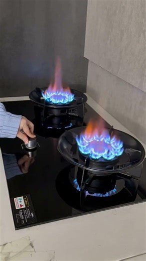The new flip-top gas stove features an upward-flipping burner head for easy cleaning.