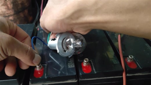 严重亏电的电瓶充不进电接，加修复液或蒸馏水可以激活吗