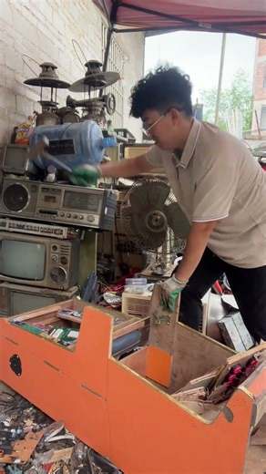 暴力拆机 不知道有多少人栽在它的手上！#收废品 #游戏机 #解压 #拆解 #街机游戏