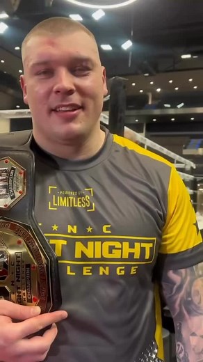 FIGHT O OG PÁS 🥵 Fajk hned po získání pásu řekl, že se ho nehodlá vzdát a porazí každého, kdo se mu ho pokusí vzít. 🙄 Alex si na opasek dělá zálusk, jelikož má na kontě Fight Night Challenge ne jeden lehký zápas. 💪🏽 📲 Sleduj naše socials neboť už dnes večer ti kromě místa a data konání dalšího galavečera představíme i několik zápasů. #fightnightchallenge | Fight Night Challenge