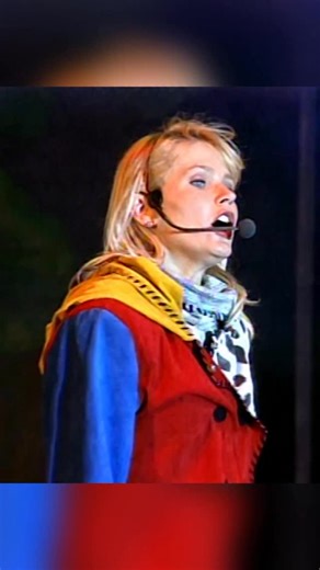 Xuxa on Instagram: "Que lindo rever essas imgs com vcs cantando... essa energia é boa demais 🌈💋❌🛸"