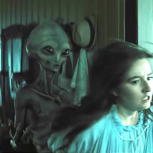 This movie got me wondering..Why stay in a town where nobody likes you..Then it hit me she might have actually inherited the house and stuffs, plus it was a very sick 🔥 house though..BTW, I love that they leaned into the "grays"/flying saucers aesthetic for the aliens. It was all done so well, especially all the little sounds that the aliens and the saucers made...