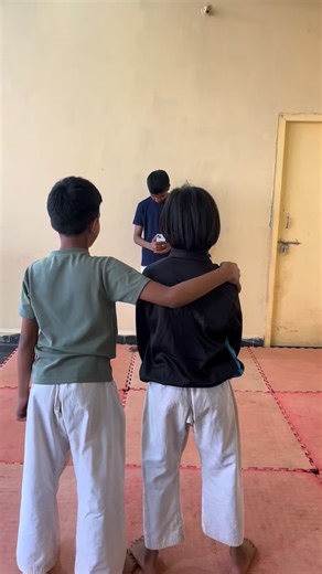 GOJU RYU KARATE KARATE DO on Instagram: "Escape the side hug . Simple & Effective 🛡️ Don’t let yourself be pinned down. 🥋 Whether you are an athlete or someone just looking for safety, knowing how to react in a split second can change everything. This simple wall-escape technique is designed for speed and effectiveness.#SelfDefense #Karate #IndianAthlete #ReelsIndia #womenssafety"