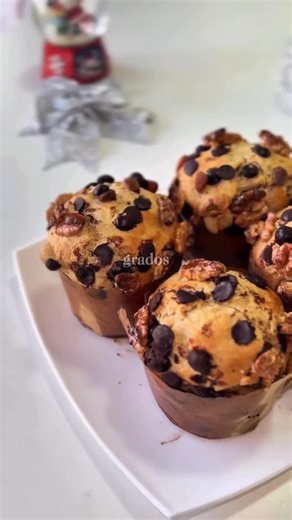 Nutrición y recetas saludables 🍋 on Instagram: "MINI PAN DULCE INTEGRAL Y EN LICUADORA🎄🎅🏼 INGREDIENTES 3 huevos 130 gr azúcar mascabo 100 cc aceite 250 cc leche descremada 1 cda esencia de vainilla 1 sobre de levadura seca 500 gr harina (usamos mitad integral y mitad 000) 200 gr mix de frutos secos 100 gr chips de chocolate amargo PREPARACIÓN 1️⃣ Licuar los huevos, el azúcar, el aceite, la leche y la esencia de vainilla hasta disolver bien todos los ingredientes. 2️⃣ Volcar la mezcla en un b