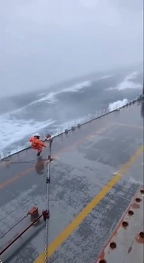 Heavy Winds 🌊💨#ocean #ship #storm #waves #northsea