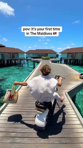 Rate this villa tour out of 10 😭👇🏽 Stepping into your own overwater bungalow in the Maldives for the first time is one of those feelings you NEVER forget. Running through the doors, seeing nothing but crystal clear water around you, and realizing this is actually real life 😭✨ Welcome to @avanimaldives 🌴 📍The Maldives 🇲🇻 I've been traveling the world full-time for 6 years, and staying here with some of my best friends was easily one of the most memorable experiences of my life. ✨ Private