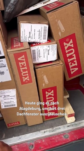 Wespennest-Schock unterm Dach! 🤯 Alte zweifach verglaste Dachfenster raus, neue moderne Dachfenster rein und das ohne die bestehende Innenverkleidung zu beschädigen. Starker passgenauer 1:1 Austausch trotz Wespenstich! 🤝 Solar-Rollläden und Insektenschutzgitter gab's für die Kundschaft gleich noch dazu. 🛠 📷© Instagram: @wagner_dachfensteraustausch | VELUX Pro