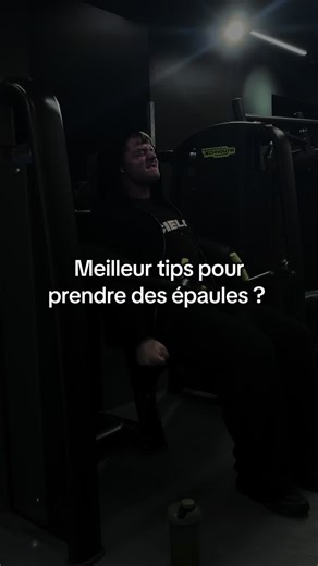 Dédier une séance entière aux épaules n’a aucune vraie logique en programmation. C’est un muscle qui récupère vite et qui répond surtout à la fréquence, pas au carnage 1 fois par semaine. 👉 Ce qui marche vraiment : • Stimuler les épaules 2 à 3 fois par semaine • Peu de volume, mais souvent • Les placer au début des séances sans flinguer le reste Perso, je mets souvent des élévations latérales en début de séance jambes. Je le fais pour la majorité des gars que je coach… et les résultats parlent 