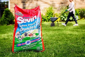 Para eliminar más de 100 plagas del césped — Insecticida en gránulos Sevin® para césped | Sevin