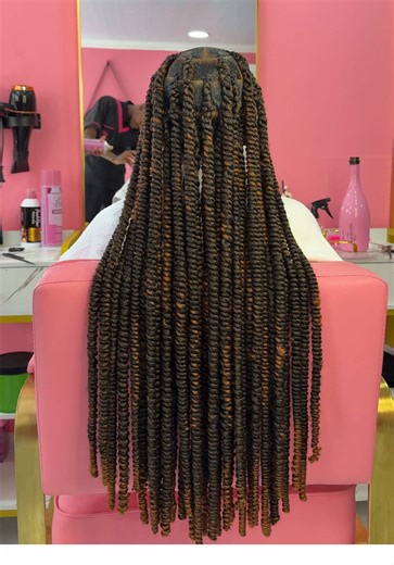 ✨ Twistes Grossos ✨ Leveza, Volume e Estilo! As nossas tranças twistes grossos são rápidas de fazer, super leves e deixam o teu visual mais volumoso e moderno. Acabamento impecável e durabilidade garantida! 📍 Kilamba feira do F e Terra Nova por trás do Comando Provincial 💸 14.000 Kz 📞 930263277 - 930319946 Atendimento por ordem de chegada. Vem brilhar no Vilma Ferreira Cabeleireiro! ✨💗 #soclientessatisfeitas🥰🙏 #vilmaferreiracabelereiro #kilamba_angola #terranovaportradocomandoprovincial💋�