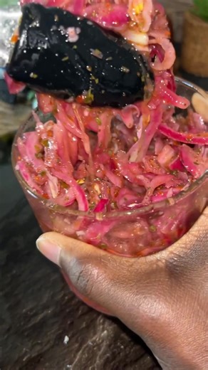 Assaisonnement oignons rouges ❤️💚😍💃🏿 - oignons rouges émincés - vinaigre - huile d’olive - persil - ail - piment #marinade #oignon #cuisinesenegalaise🇸🇳🇸🇳 #senegalaise_tik_tok - poivre - coriandre - pincée de sel - pincée de sucre Laissez reposer 24h