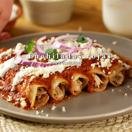 La receta clásica que todos aman: enchiladas rojas mexicanas con salsa de chile guajillo, perfectas para la comida familiar. 🌶😋 Receta: https://bit.ly/4ngg7bk | kiwilimón