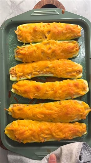 High Protein, Low Carb Buffalo Chicken Zucchini Boats….so darn good! 🥒🔥 FULL RECIPE BELOW. Your new favorite meal prep! Makes 6 Boats Ingredients: • 1 cup Greek yogurt • 2 tbsp ranch seasoning • 1 tsp fresh lemon juice • ⅓ cup Franks Red Hot • 2 cups rotisserie chicken • 3 large zucchini • 1 cup shredded cheddar Instructions: • Preheat oven to 375°F • In a large bowl mix together yogurt, ranch seasoning, lemon juice, and Franks Red Hot then fold in the rotisserie chicken and set aside • Cut zu