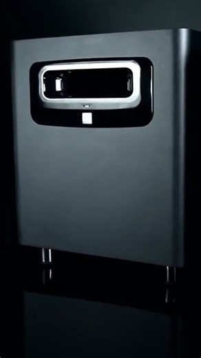 🎧 ¿Quieres sentir el bajo como en un club nocturno, pero desde tu estudio? El JBL LSR310S lo hace posible con su innovador modo XLF (Extended Low Frequency). Esta función exclusiva de JBL activa una ecualización especial que emula la respuesta de graves profunda y potente utilizada en los clubes de hoy en día, permitiéndote escuchar tus mezclas con la misma intensidad que en la pista de baile . 🔊 Características destacadas: Modo XLF: Emula la sintonización de bajos de los clubes modernos. Woof