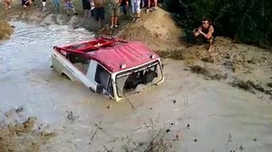 ARO ne poate dovedi că se descurcă foarte bine în situaţii foarte delicate!!!!! ARO numită şi "maşina lui Ceauşescu", în anii '70 era considerat al patrulea vehicul de teren din lume ca performanță. Din nefericire, cei care s-au aflat la conducerea uzinei au avut grijă ca aceasta să meargă pe un singur drum... FALIMENTUL. | Cum sa fii creativ