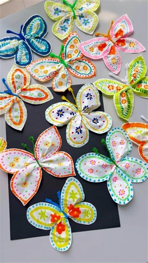Make little butterflies for spring using paper towels and watercolor pens. #Crafts #parent-child