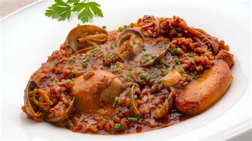 Arroz al horno con chipirones y almejas, receta de Karlos Arguiñano