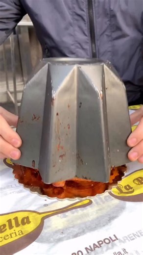 ITALIAN FOOD RECIPES 🇮🇹🍝🎥 on Instagram: "In Italy we really do make everything possible… especially when it comes to food. Pandoro… di PASTA?! Of course, yes please 😅🍝 This beauty is from the legends at @lapadelladal1967 in Napoli, a true pasta dream"