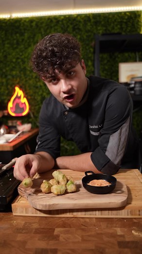 👉 Broccolo romano in tempera con maionese alla paprika 🥦 Croccanti, gustosi e sfiziosi, cosa volete di più? 👇Provate questa ricetta di Meschini Chef perfetto come aperitivo ma anche come antipasto 😋 La ricetta qui 👉 http://altacucina.co | Al.ta Cucina